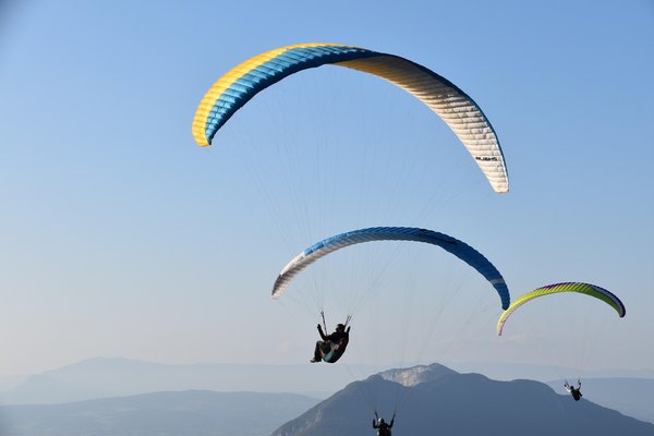 Vivez un baptême en parapente inoubliable à annecy